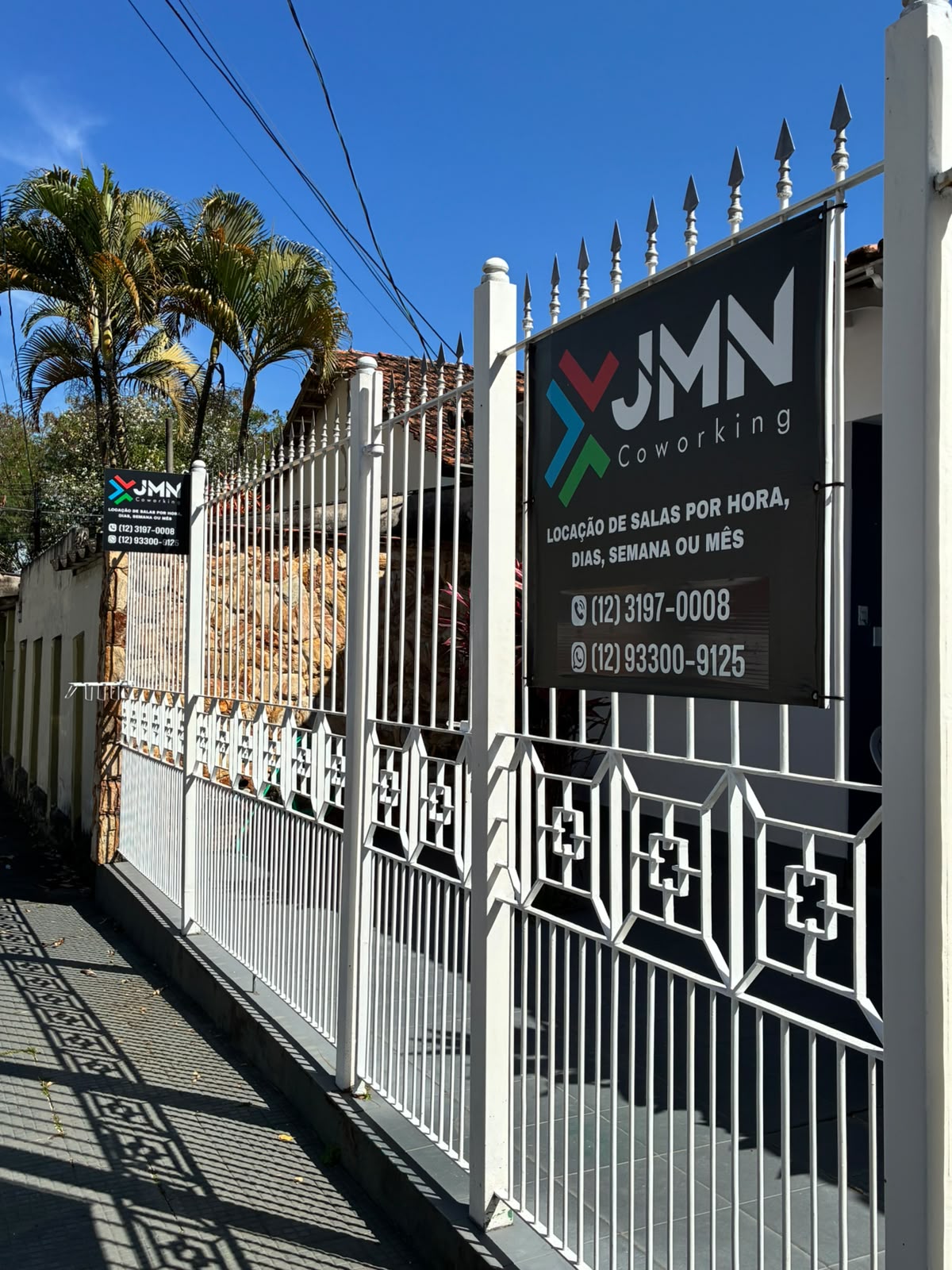 Portão de entrada da JMN Coworking em Guaratinguetá
